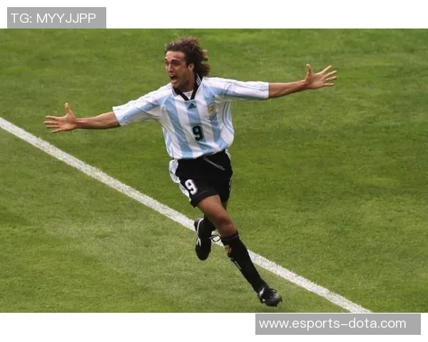 足球场上的硬汉：撞人球星背后的力量与争议