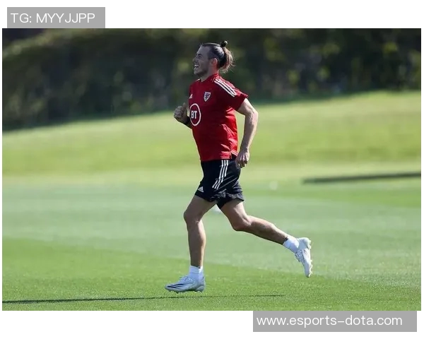 四肢发达的足球明星如何通过体能与技术赢得赛场荣耀