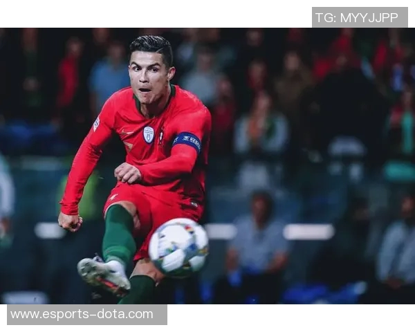 足球明星从小萌态十足：幼儿时期的天赋与未来的传奇之路